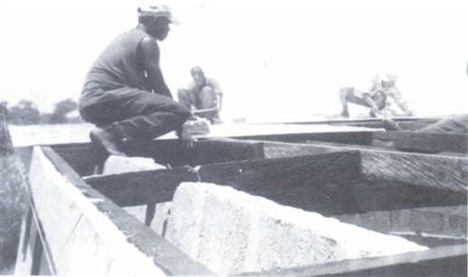 Werken aan het dak van een school 